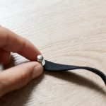 Fai un foro e inserisci il bottone.