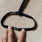 Infine fai un foro sul lato opposto della strisciolina di pelle per creare la chiusura.