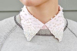 Colletto di cacmicia decorato con le perle terminato.