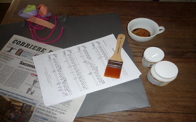 Colletto di cacmicia decorato con le perle terminato.