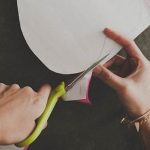 Tagliate con le forbici seguendo la sagoma.