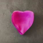 Ripetete la stessa operazione per ricavare gli altri petali. Con la stessa tecnica tagliate anche i petali a forma di goccia.