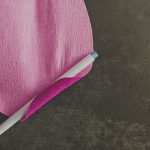 Con la matita avvolgete il petalo in questo modo.