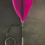 A questo punto prendete un petalo a forma di goccia e fermatelo avvolgendo il nastro adesivo verde intorno. Ripetete la stessa operazione fino a quando avrete sistemato tutti i petali a forma di goccia.