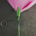 Fissate la corolla alla base del bocciolo usando il nastro adesivo.