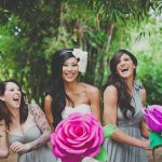 Sposa con una rosa gigante di carta