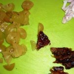 Seppie con uva e datteri