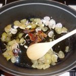 Seppie con uva e datteri