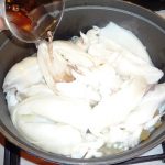 Seppie con uva e datteri