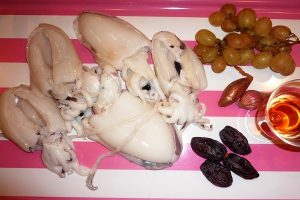 Seppie con uva e datteri