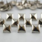 Borchie con alette argentate