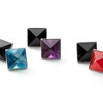 Borchie con alette colorate