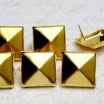 Borchie con alette dorate