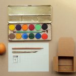 Uova di Pasqua decorate con messaggio