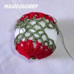 Palline natalizie decorate all’uncinetto