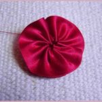 Decorazioni San Valentino: crea un fiore prezioso con nastro e tulle