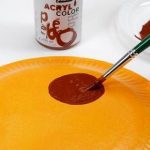 Maschere di Carnevale con piatti di carta