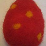 Uova di Pasqua in feltro decorate con la tecnica degli aghi