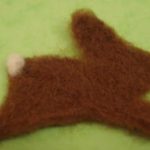 Uova di Pasqua in feltro decorate con la tecnica degli aghi