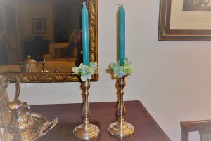 Come creare una decorazione floreale per i porta candele