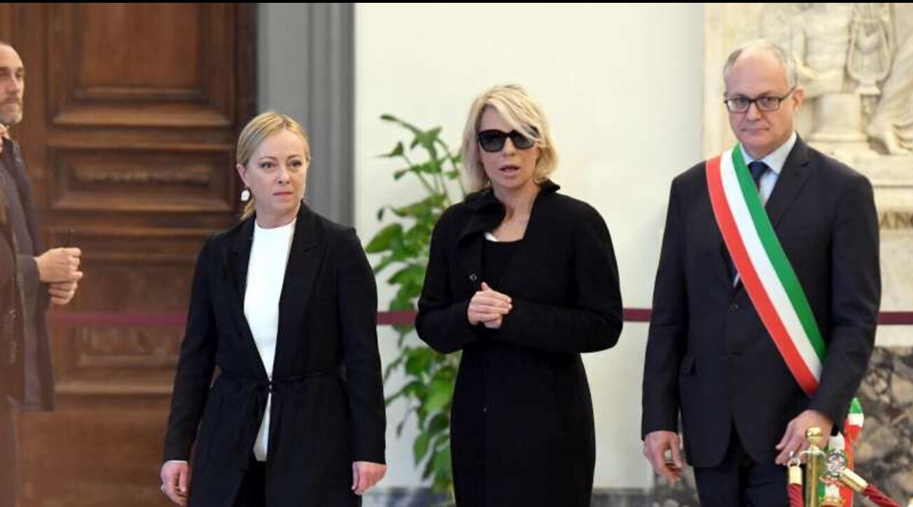 Giorgia Meloni alla camera ardente di Maurizio Costanzo.