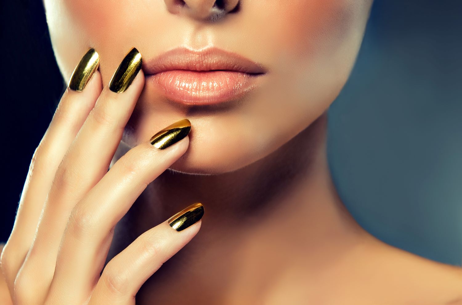 È il momento delle Chrome Nails: cosa serve per fare la manicure "effetto cromato"?