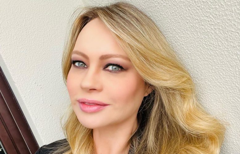 Anna Falchi felice con il compagno: "Molti sono scaramantici, ma io lo dico senza paura"