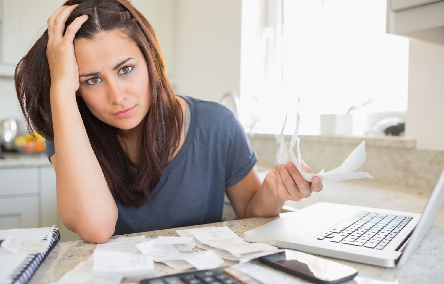 Mamma chiede aiuto alla figlia 18enne per pagare le bollette, lei la definisce "cattiva": è giusto?