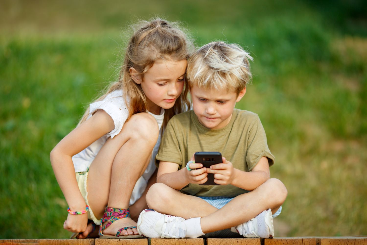 Niente cellulare sotto i 12 anni, patto tra genitori: le regole