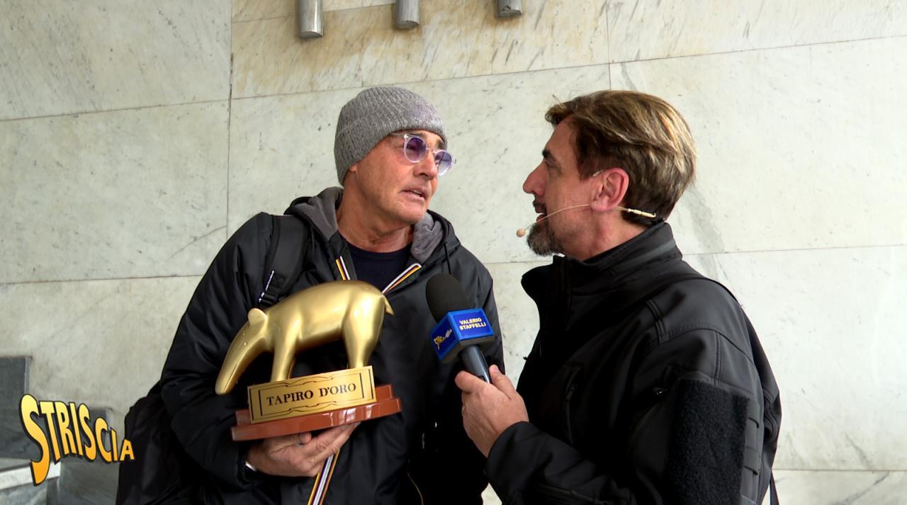 Valerio Staffelli dà tapiro d'oro a Massimo Giletti.