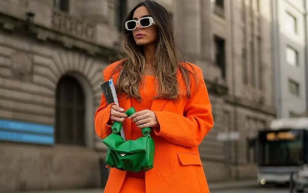 Come abbinare l’arancione? Guida ai look della primavera 2023