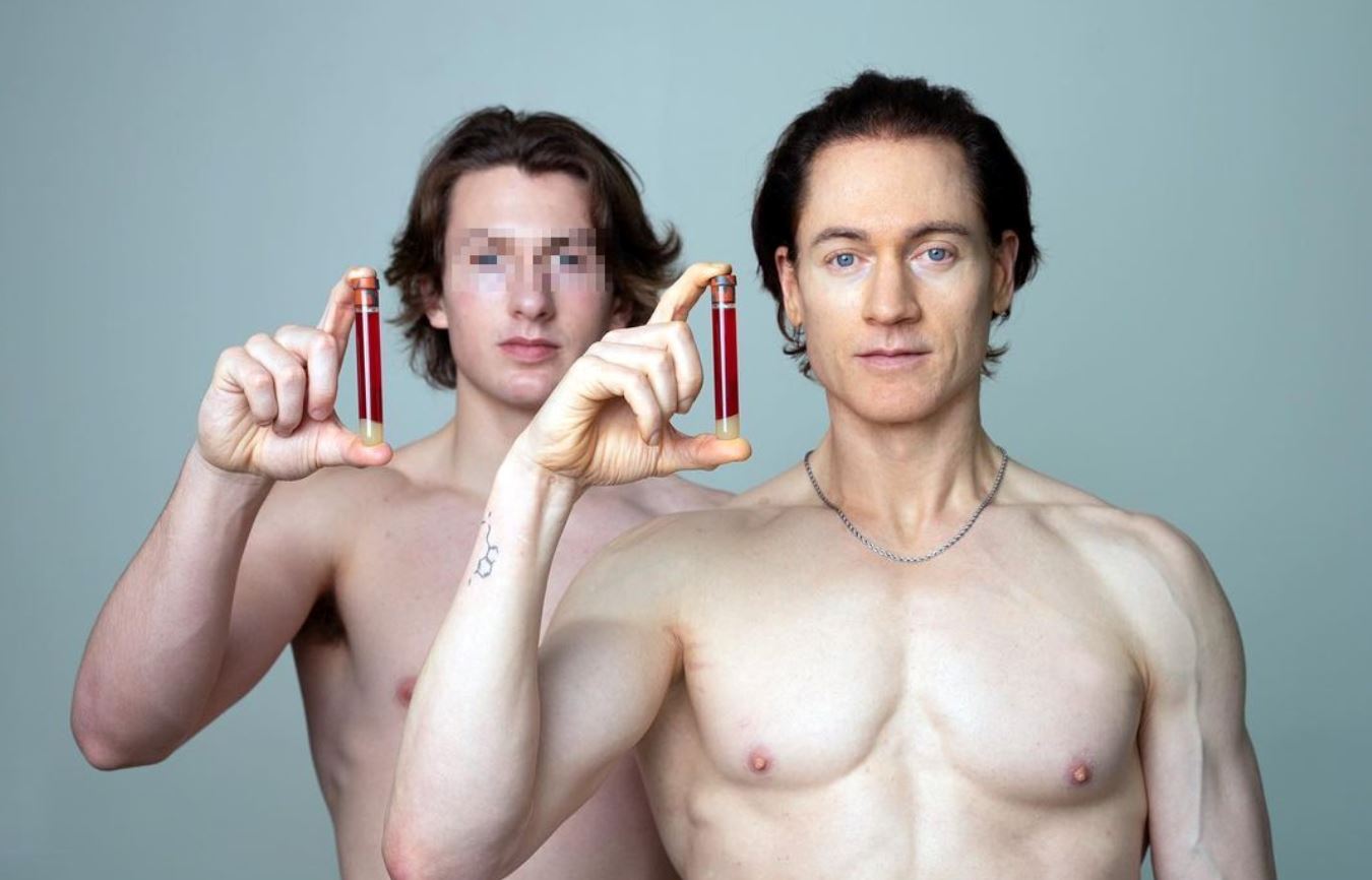 Il miliardario Bryan Johnson si fa iniettare il sangue del figlio 17enne per non invecchiare