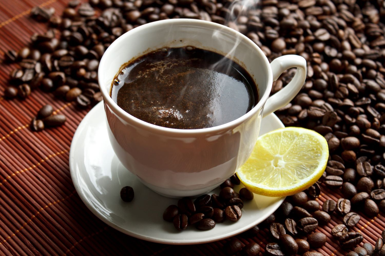 È vero che bere caffè con limone fa dimagrire? Cosa dicono gli esperti e quali sono i rischi