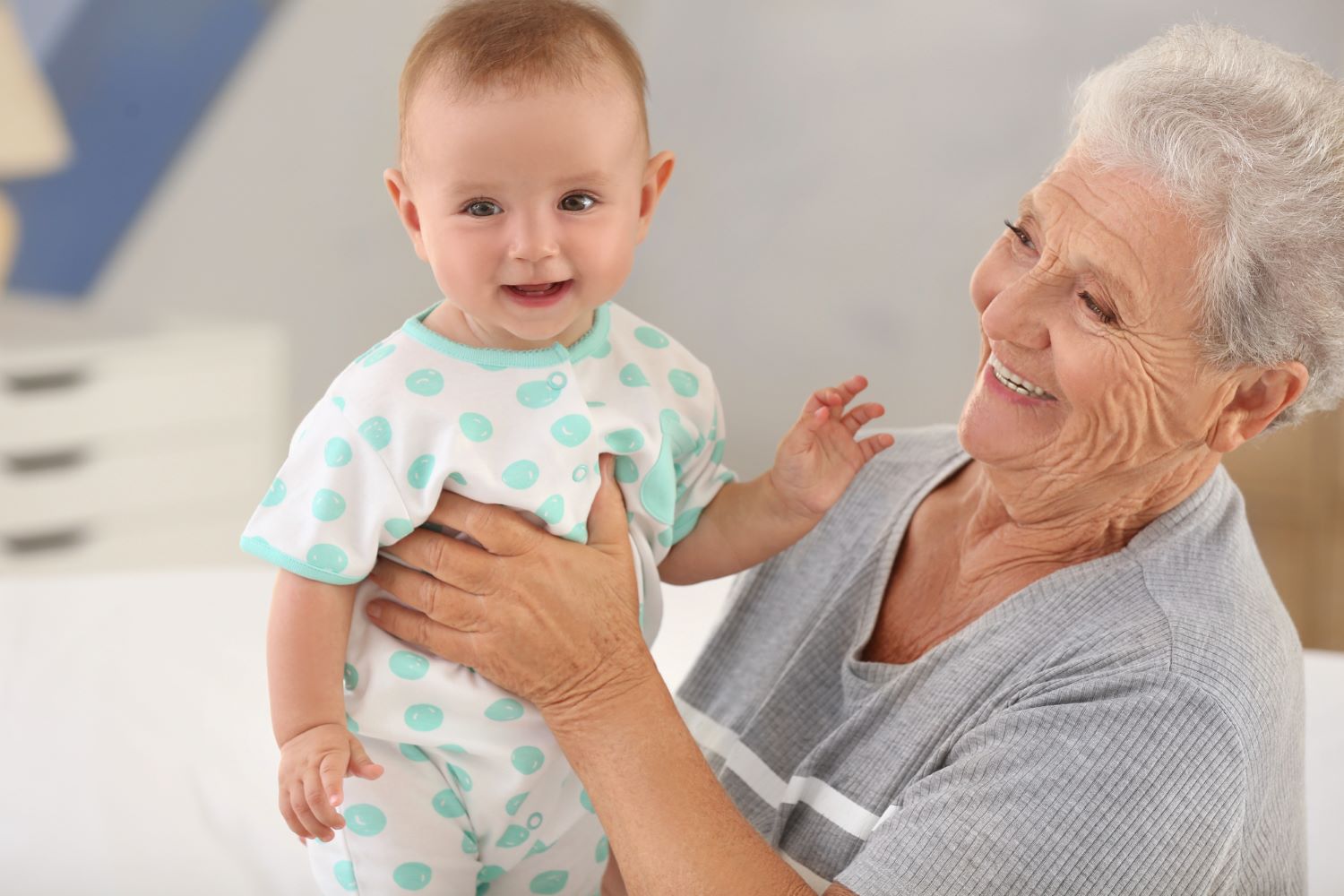 Nonna chiede 18 euro l'ora per fare da babysitter al nipote, lo sfogo della mamma: "È giusto?"