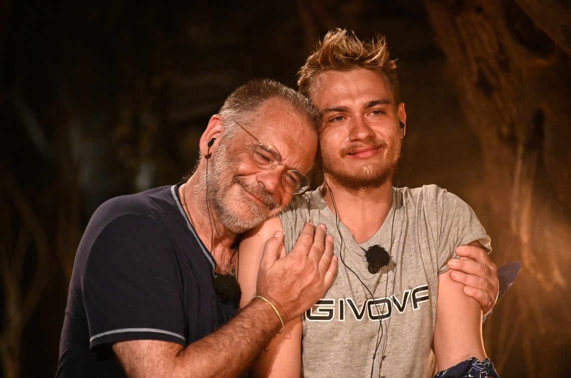 cecchi paone e fidanzato abbandonano l'isola