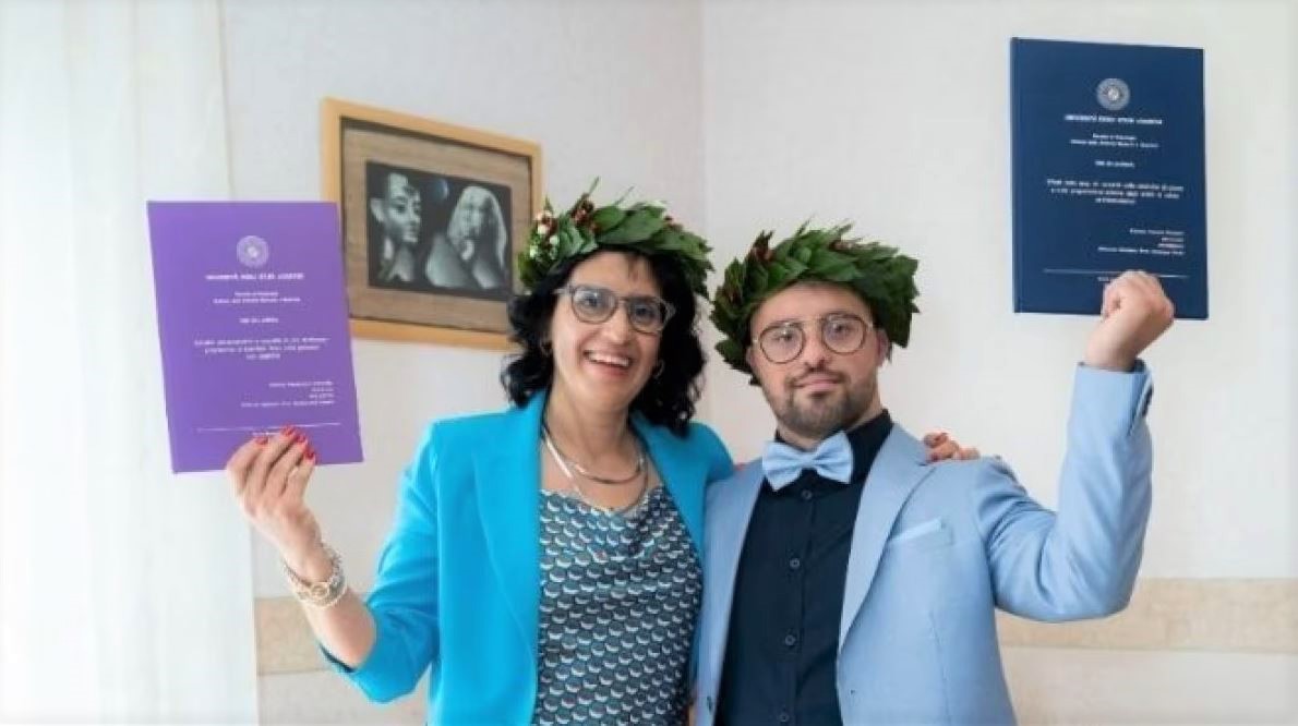 Mamma e figlio affetto dalla sindrome di Down si laureano insieme: "Insieme superiamo ogni difficoltà"