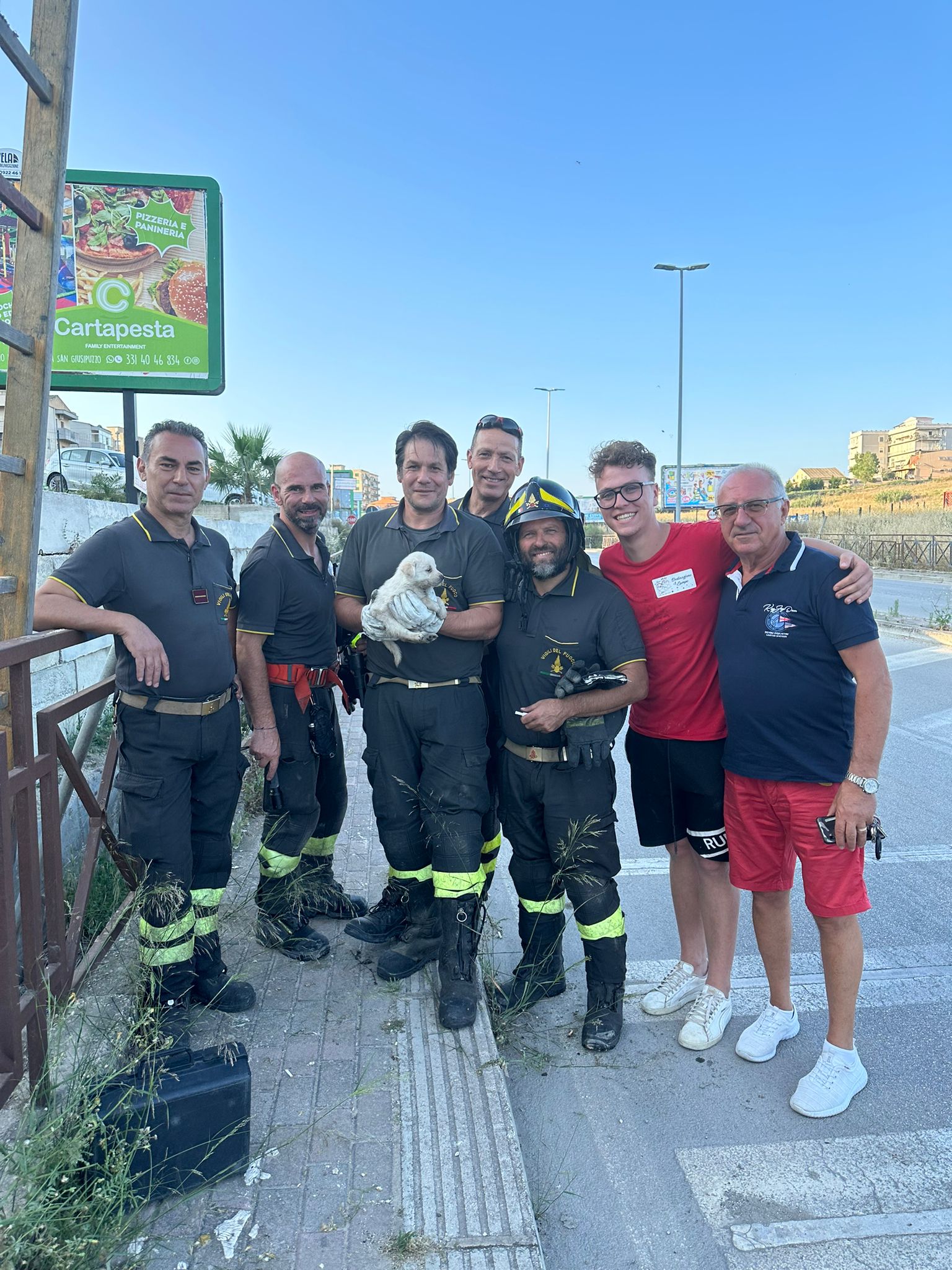 Vigili del fuoco salvano cagnolino