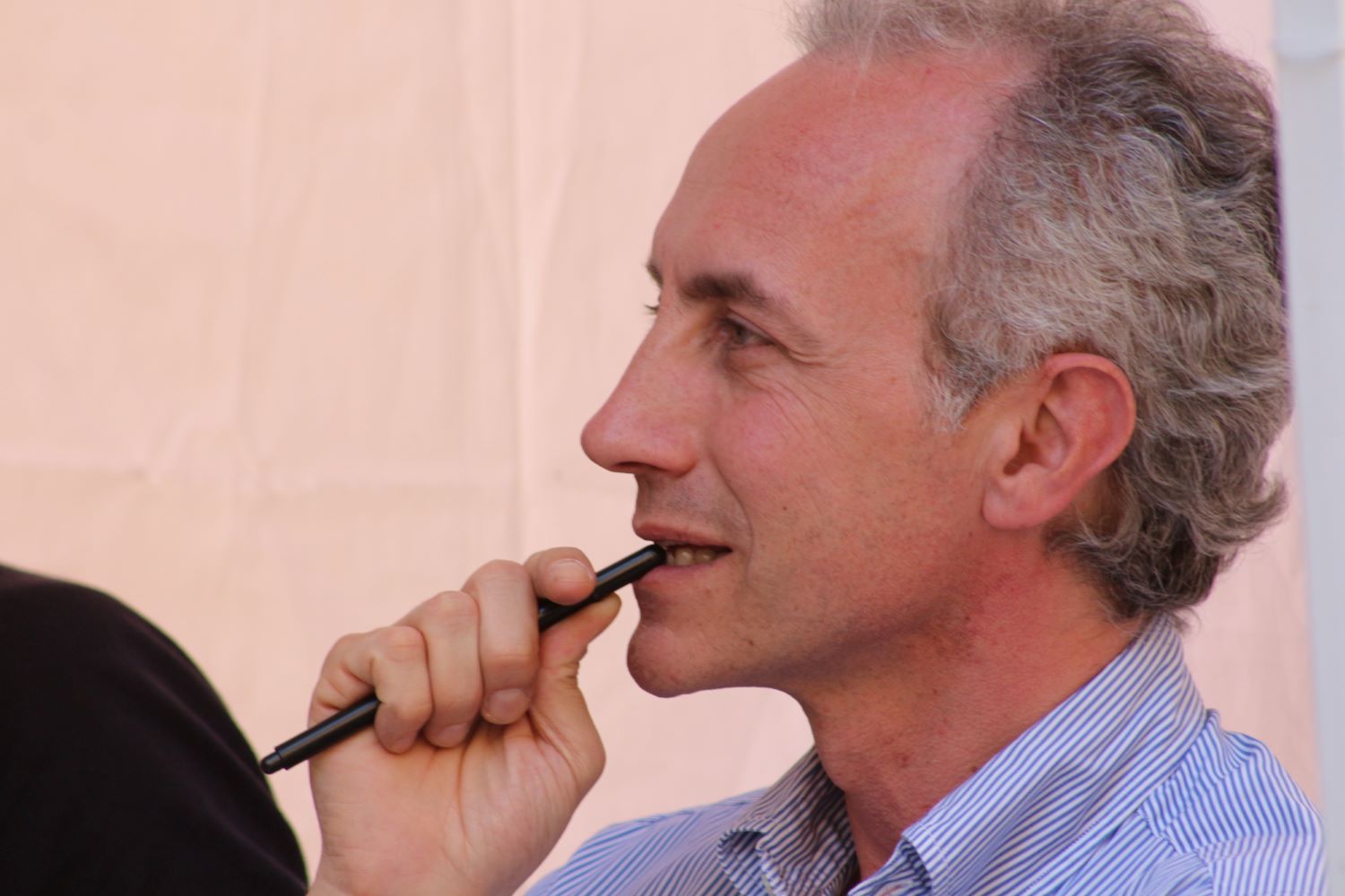 Marco Travaglio e il libro ricevuto in regalo da Berlusconi: "Ecco perché l'ho conservato"