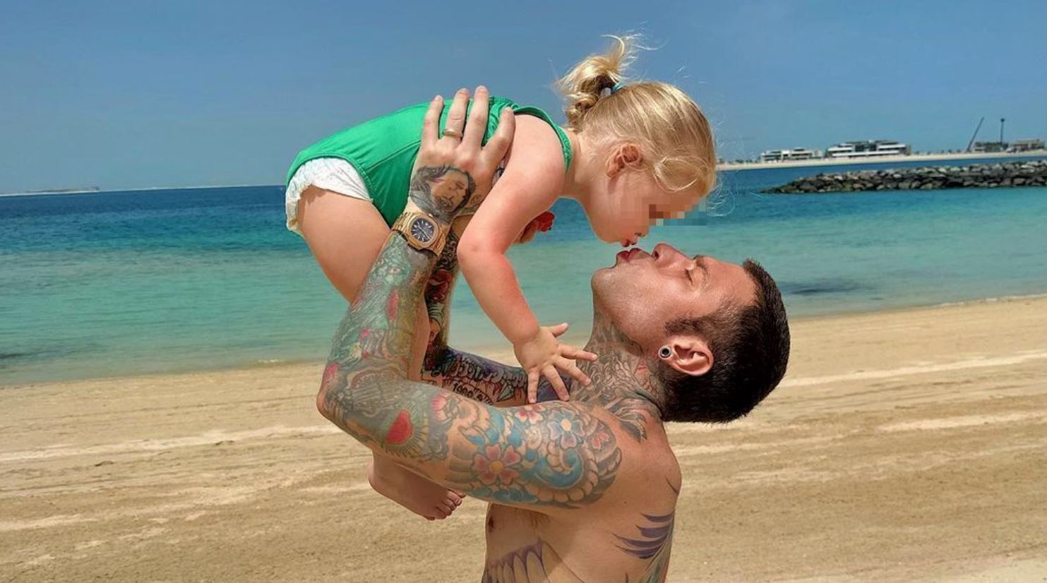 Fedez dedica un tatuaggio a Vittoria, i fan sono spietati: cos'hanno detto e come ha replicato?