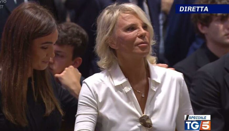 Maria De Filippi ai funerali di Berlusconi