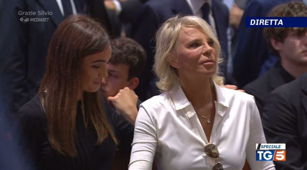 Maria De Filippi ai funerali di Berlusconi