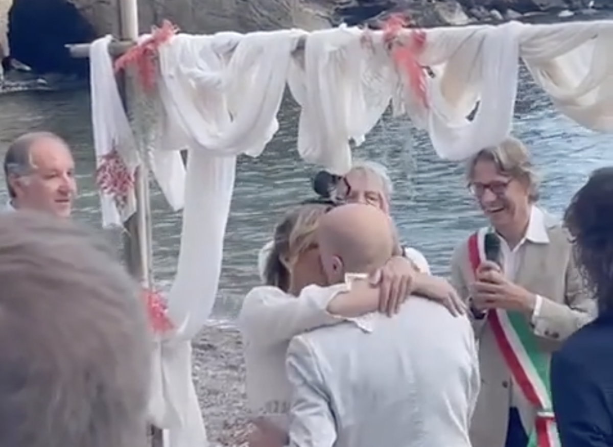Nozze di Alessandro Sallusti e Patrizia Groppelli in spiaggia.