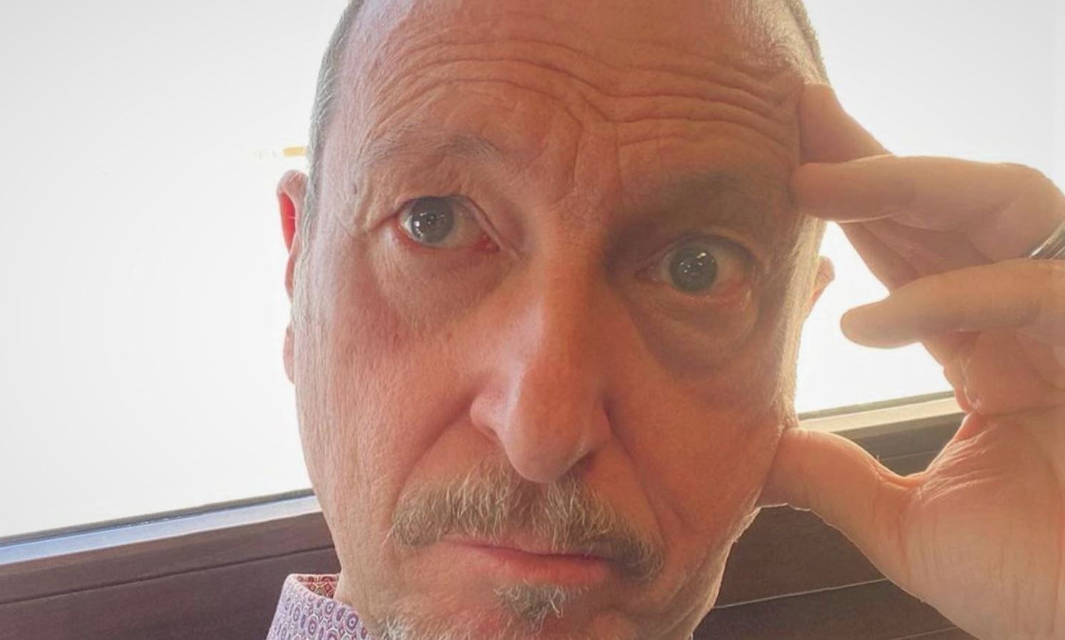 Amadeus sbotta sui social: "Sfortunatamente gli idioti vogliono sempre parlare"