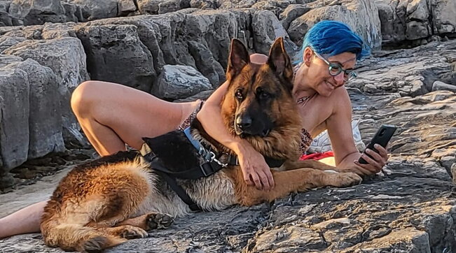 Si addormenta sul materassino e la corrente la trascina al largo: salvata dal suo cane