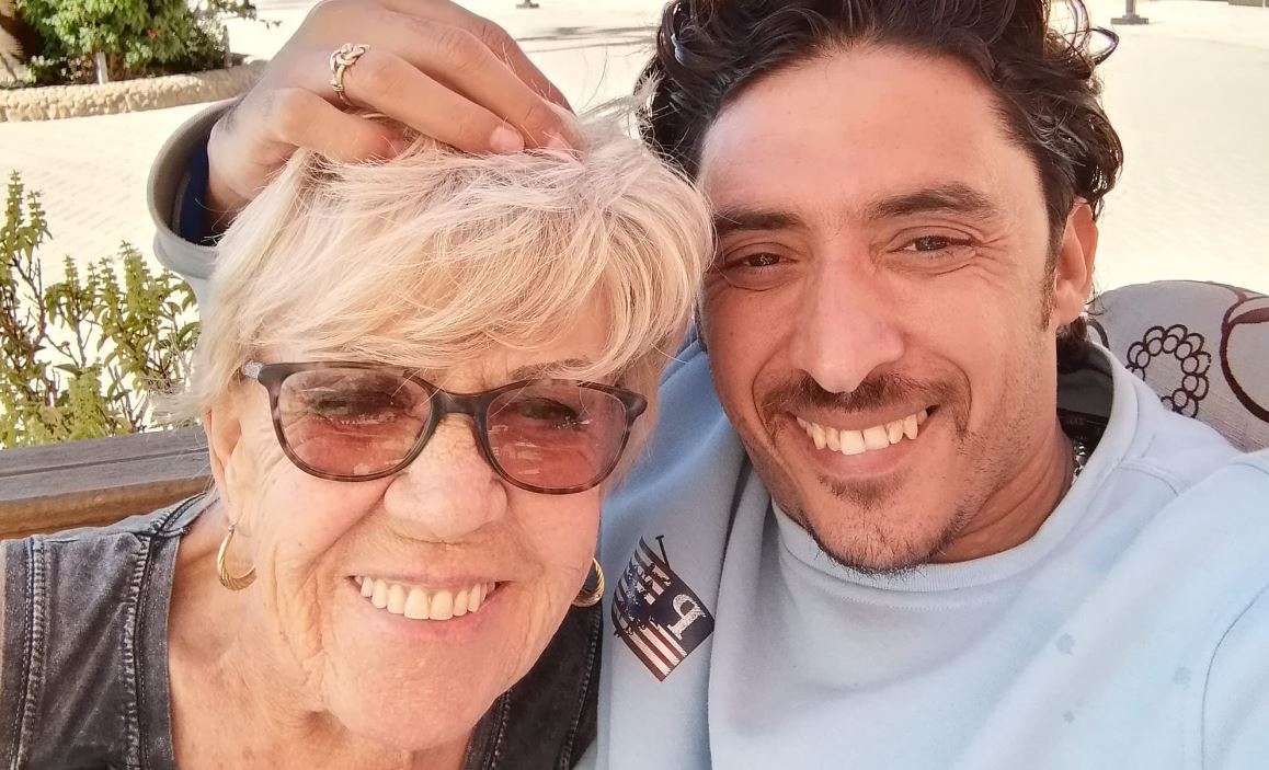 A 83 anni lascia il marito 37enne e lo sostituisce con un gatto: "Non si lamenta, è bello e non crea confusione"