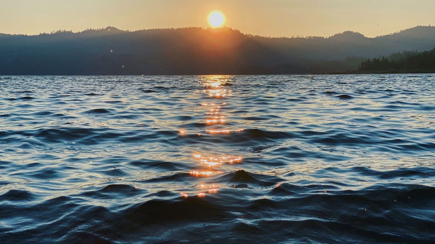 Si tuffa nel lago per rinfrescarsi, ma non riemerge più: morto un papà di 45 anni