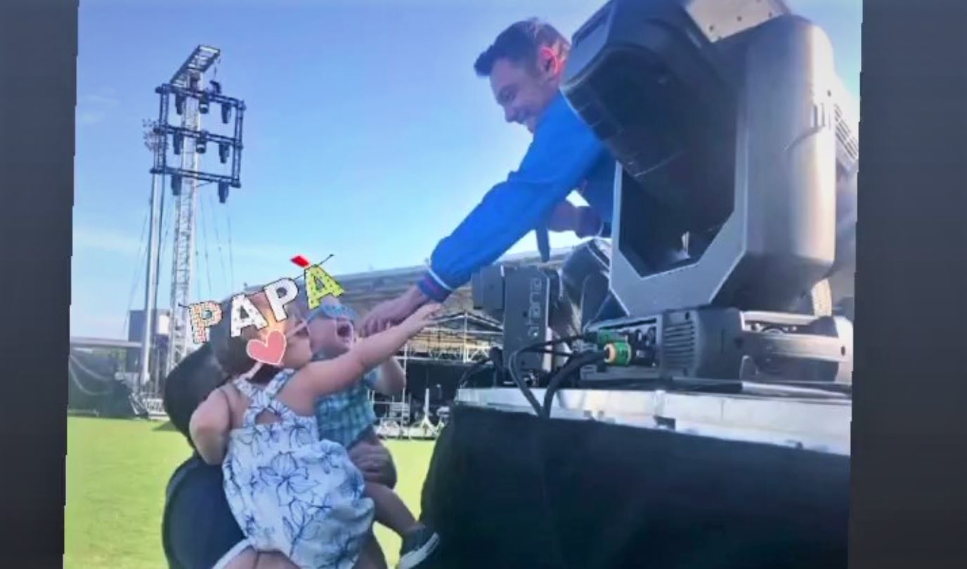Tiziano Ferro con i figli al concerto: "Questo duo esordiente vuole collaborare con me, che dite?"
