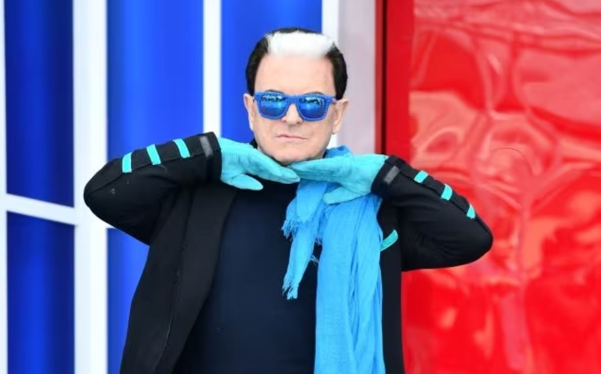 Dopo Arisa, anche Cristiano Malgioglio lancia un appello: "Cerco marito a cui piaccia il mio ciuffo"