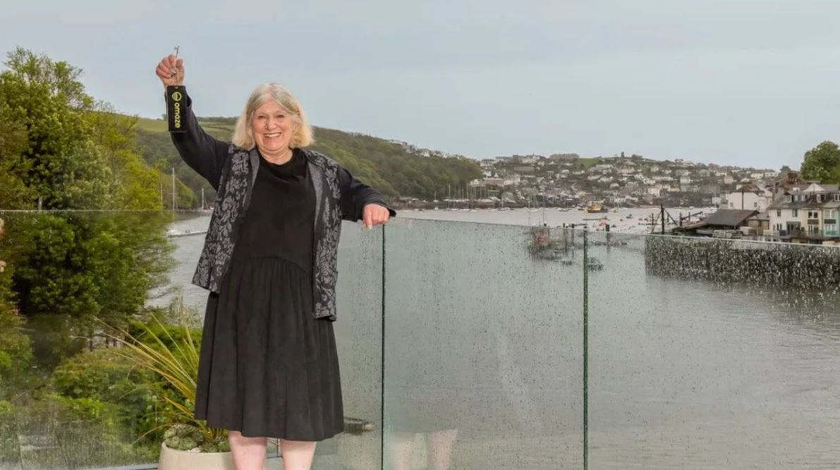 Vince una villa da oltre 5 milioni alla lotteria e la mette in vendita: "Voglio aiutare i miei figli e i miei nipoti"