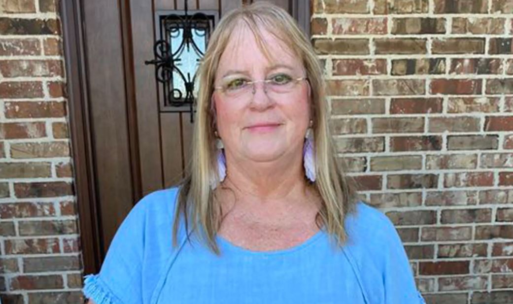 Serpente cade dal cielo e le si avvinghia a un braccio, poi viene attaccata da un falco